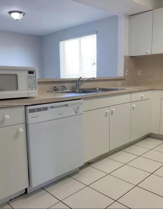 Photo - 1627 NW 18th St Unidad 304