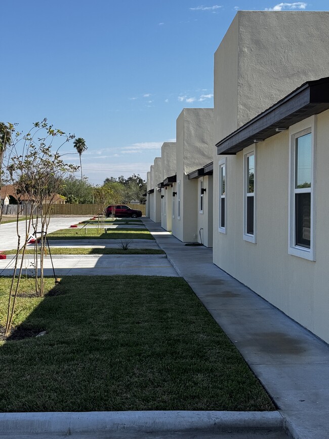 Building Photo - 2202north Unit 402