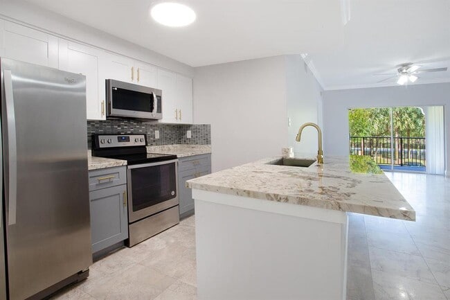 Building Photo - 5860 W Sample Rd Unit 5860 W Sample Rd