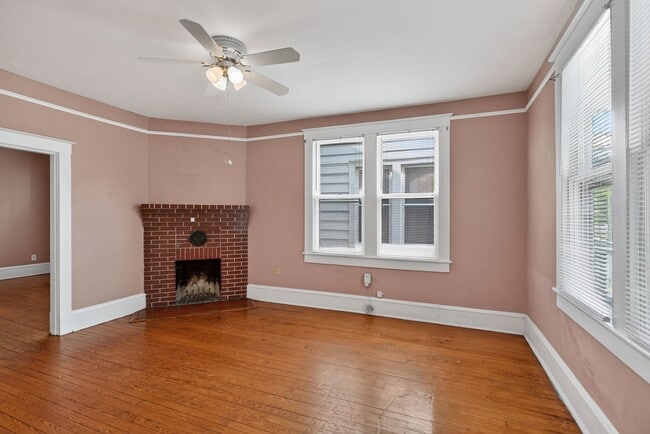 Photo - 325 50th St