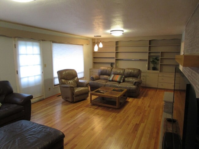 Photo - 2 Bedroom Fully Furnished House, Move In R...