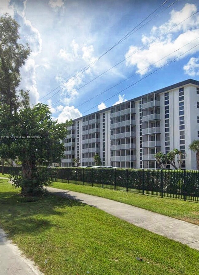 Photo - 16950 W Dixie Hwy Condo Unit A523