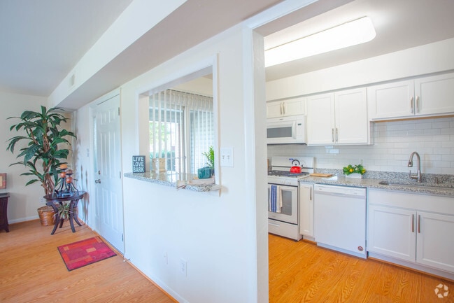 Cocina/sala de estar - Mariner's Cove Apartment Homes