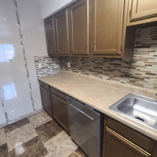 Photo - Spacious 3 BR+study/2.5 bath end-unit townhome w/balcony & patio!