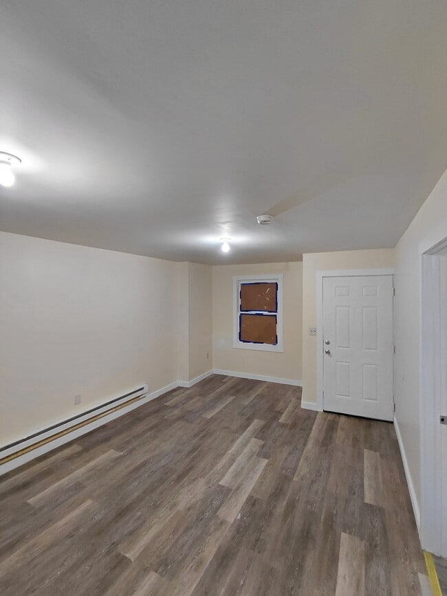 Building Photo - Fox & Main Apartments Unit 9