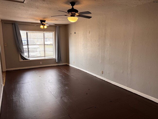 Photo - 1407 Harris Ln