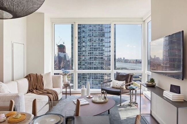 635 W 42nd St Unit 26S