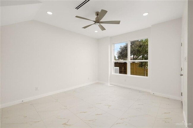 Photo - 17 Bicentennial Blvd