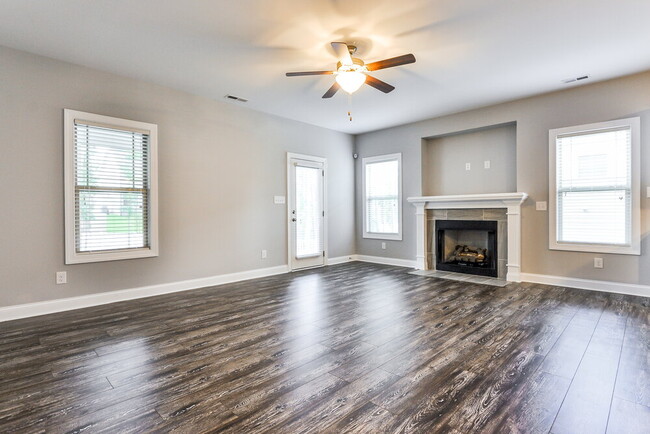 Photo - 595 Airedale Trail