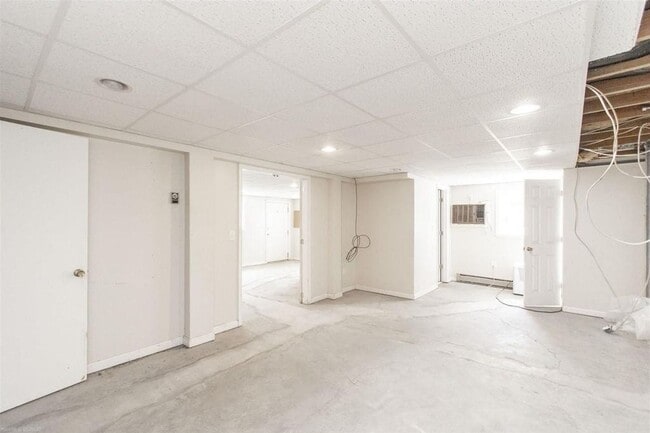 Building Photo - 601 Broce Dr