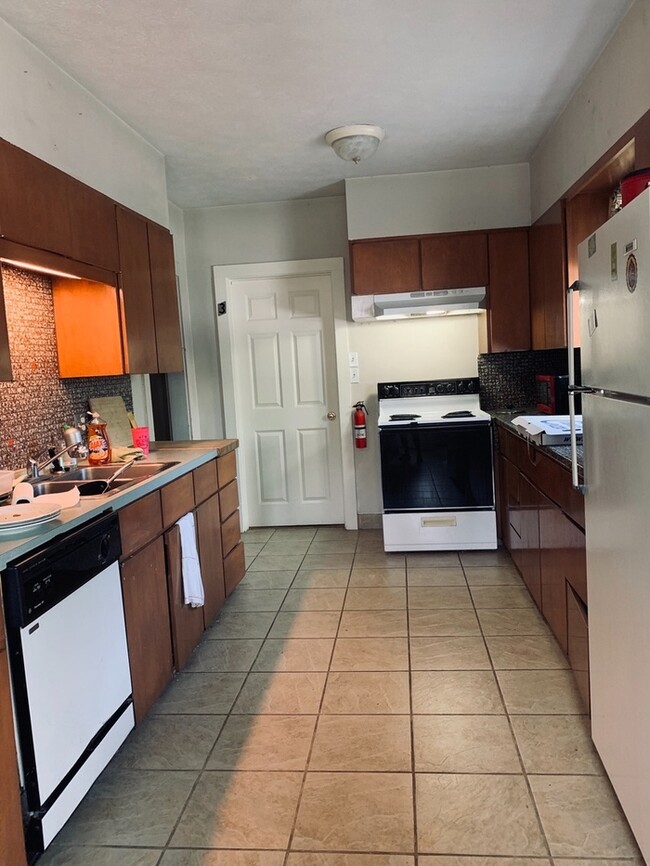 Building Photo - 5 Bed, 2 Bath Home NEAR CSU!