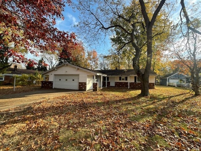 Building Photo - Adorable 3BR 2.5BA Home w/ Sun Room • 2 Car Garage • Private Yard in Avon Lake