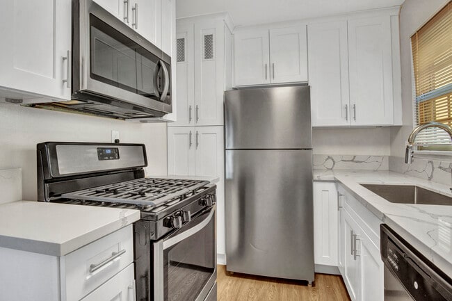 Building Photo - 13804 Moorpark St Unit 13808  A