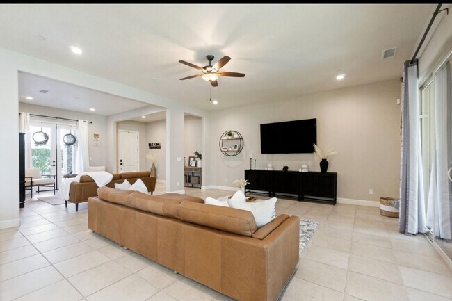 Photo - 598 Crescent Ln