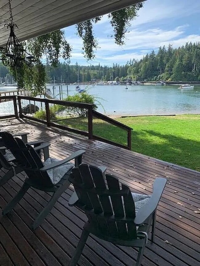Building Photo - Gorgeous Waterfront Home on Bainbridge Island