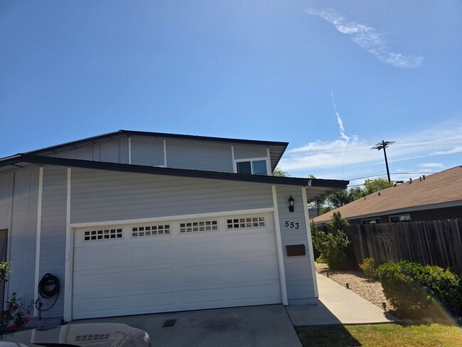Building Photo - Large 4 bedroom 2 bath home with downstairs bedroom and attached garage