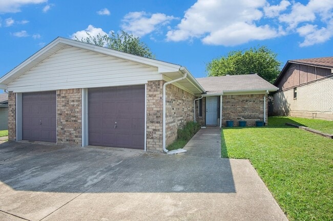 6819 W Cleburne Rd