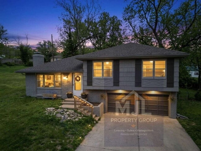 Building Photo - Beautiful 3 Bedroom / 1.5 Bath *Large Corner Lot* 2 Car Garage