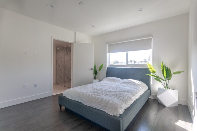 2BR,2BA - 800SF - Bedroom - Sunset Rise by Wiseman