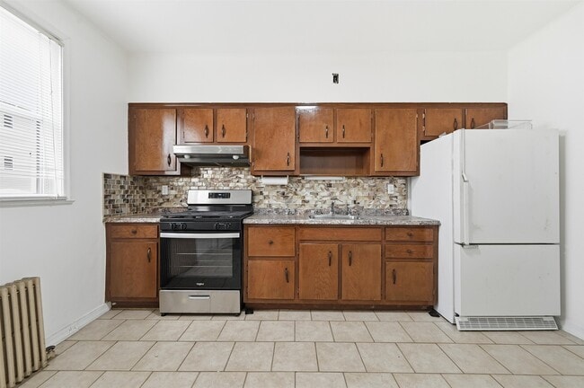 Photo - 182 Avenue F