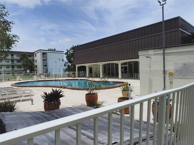 Building Photo - 500 NE 2nd St Unit 110