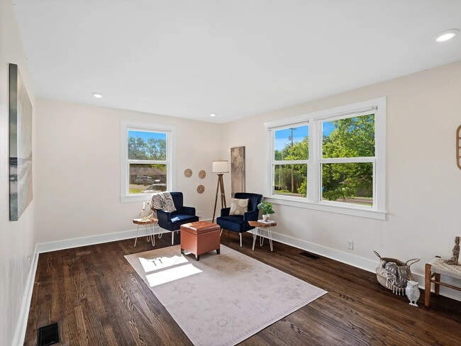 Photo - 2 Bedroom, 1 Bathroom Duplex Near Woodbine...