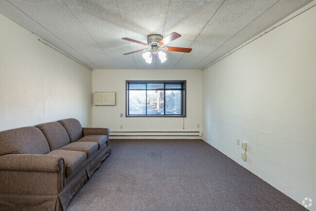 2BR, 1BA - 870SF