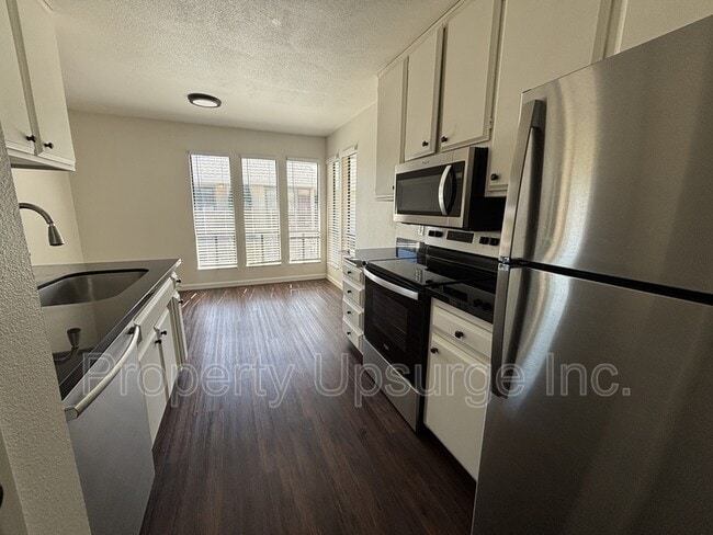 Building Photo - 905 Lakeside Dr Unit 2