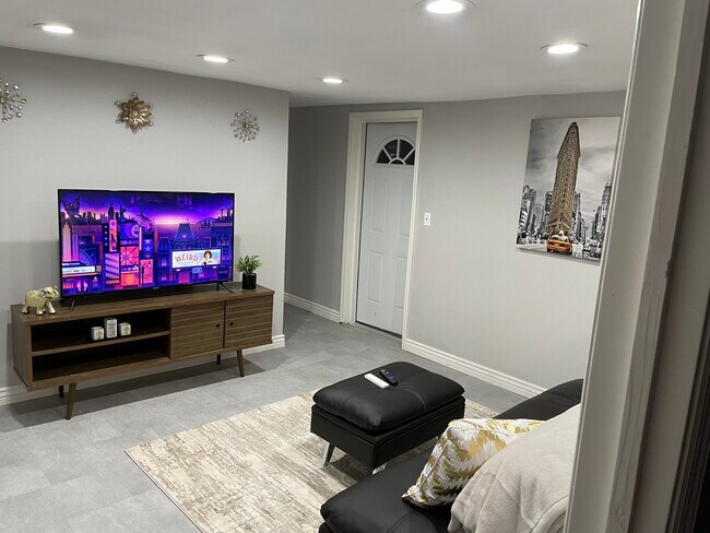 Living room area - 2302 E Yale St Unit 1bdrm apartment