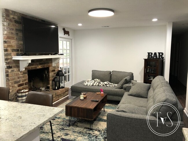 Photo - 728 Windsor Rd