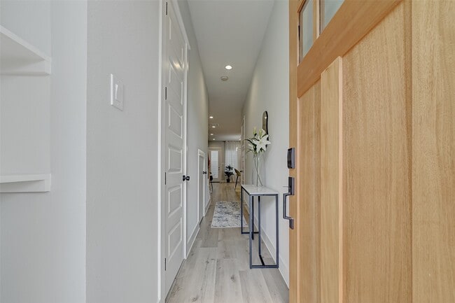 Photo - 2105 Sam Wilson St