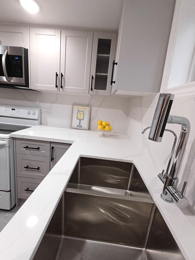 Photo - 712 Lublin Av Unit LOWER