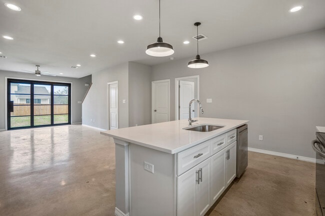 Photo - 22562 Buchanan St