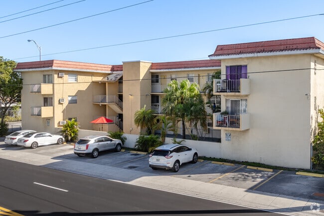 Building Photo - Turf Point Properties