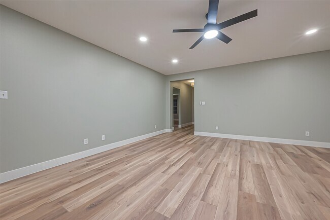 2 Garden Lodge Pl