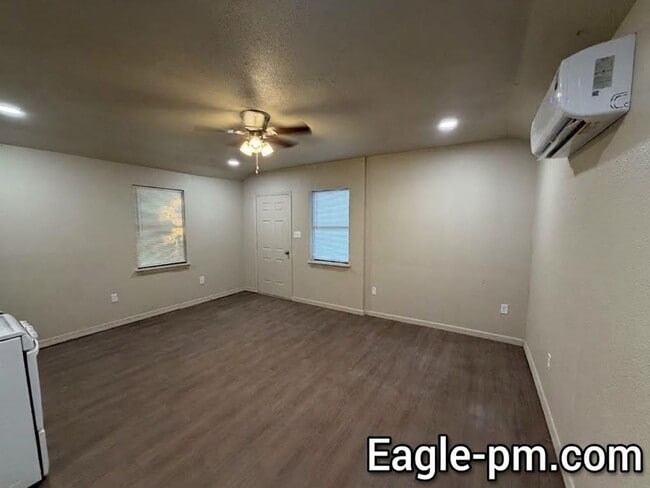 712 Coyne Ave Unidad 712 B Coyne St