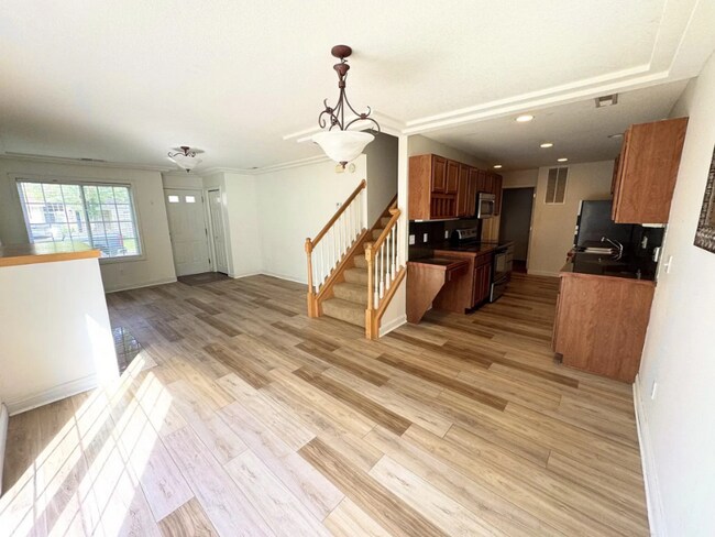 Photo - 21113 Clydesdale Curve N