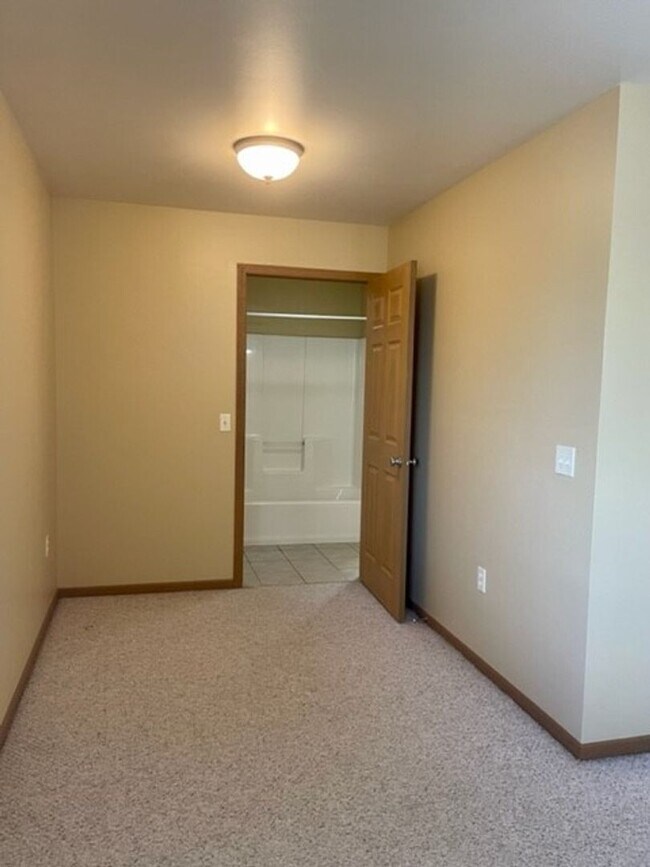 3566-3572 East Meadows Place