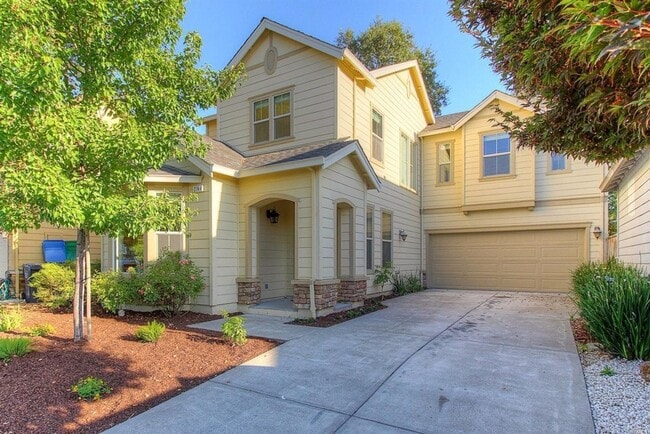Building Photo - 1,812 Square Foot Two level 3 bedroom 2.5... Rental