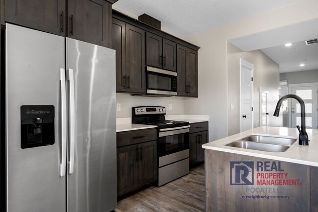 Photo - MOVE-IN SPECIAL - 3 Bedroom 2.5 Bathroom Town Home - 1 Car Garage - Dog Friendly