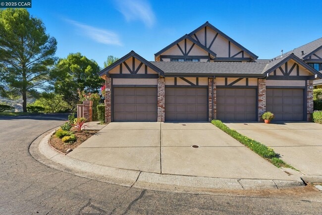 Photo - 121 Haslemere Ct