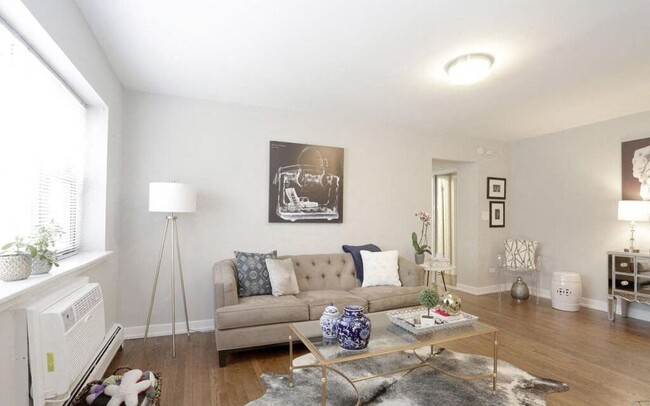 Photo - 525 W Oakdale Ave