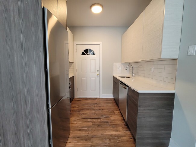 Photo - 641 W Roscoe St