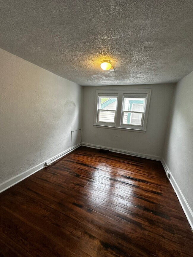 Photo - 4625 Chalmers St