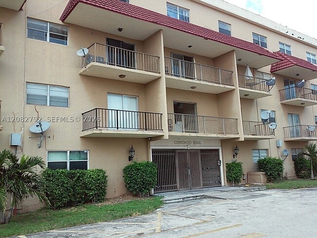 Building Photo - 5100 SW 41st St Unit 202