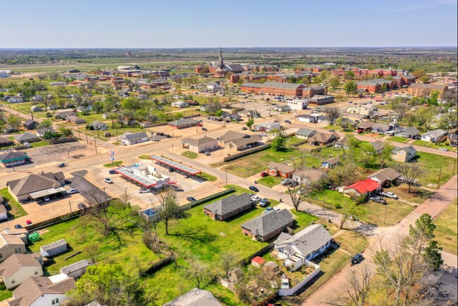 Photo - 4 Bedroom, 4 Bathroom in Shawnee!