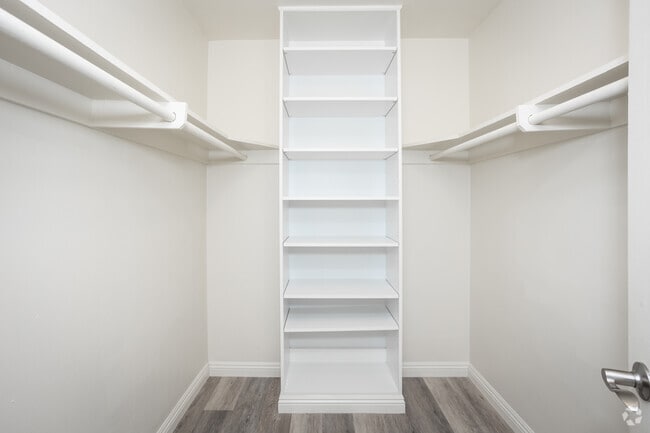 2BR, 2BA - 1,411SF - Walk-In Closet