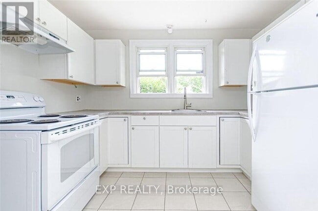 Photo - 160 Mountbatten Ave