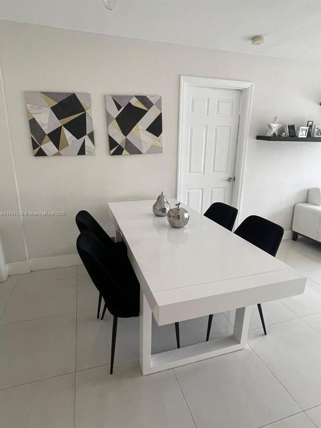 Building Photo - 2600 Collins Ave Unit 211 Rental