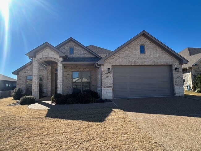 Building Photo - Amazing 3 Bedroom Midway Home